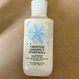 Bath & body Works frosted coconut snowball